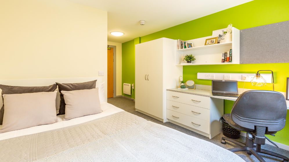 Portland Green standard en suite bedroom